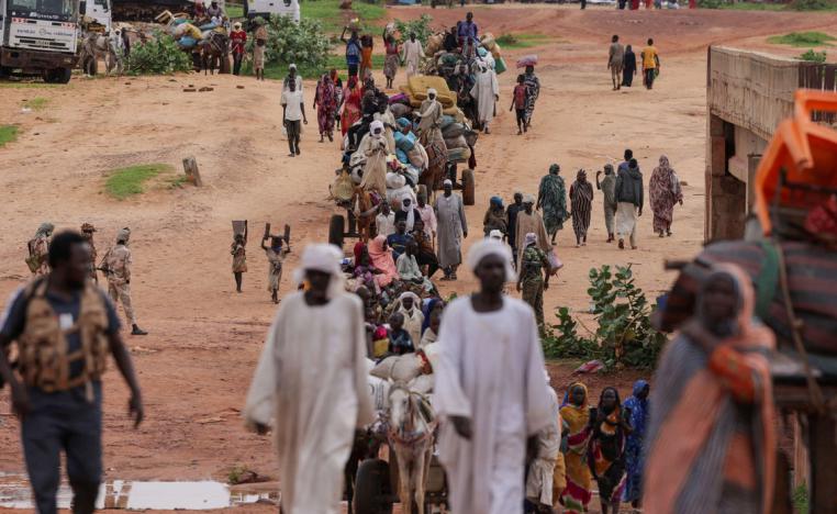 النزاع المسلح في السودان يدفع الآلاف للنزوح