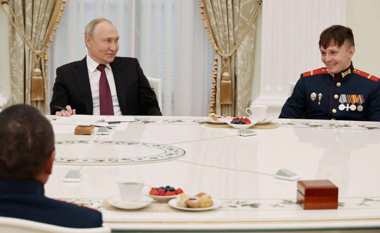 الرئيس الروسي فلاديمير بوتين يكرم طاقم دبابة