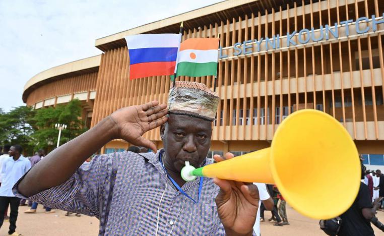 مؤيد للانقلاب في النيجر يتظاهر دعما للمجلس العسكري