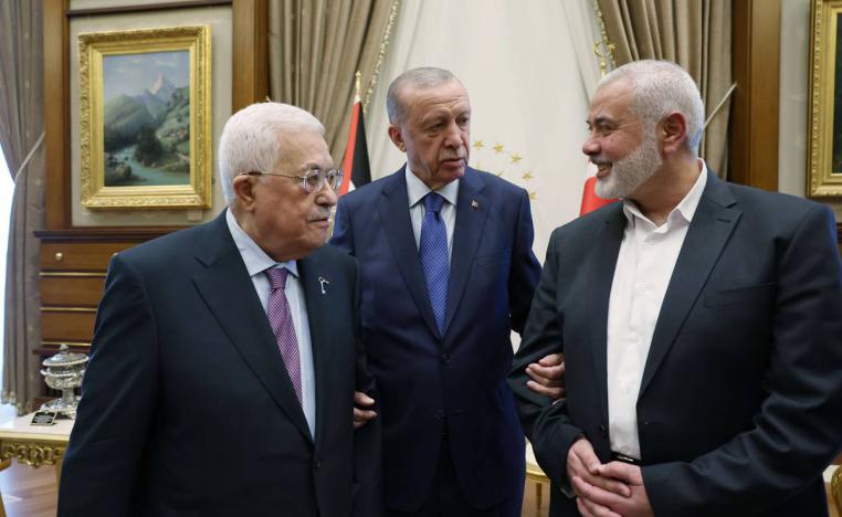 الرئيس التركي رجب طيب أردوغان يتوسط الرئيس الفلسطيني محمود عباس ورئيس حماس إسماعيل هنية