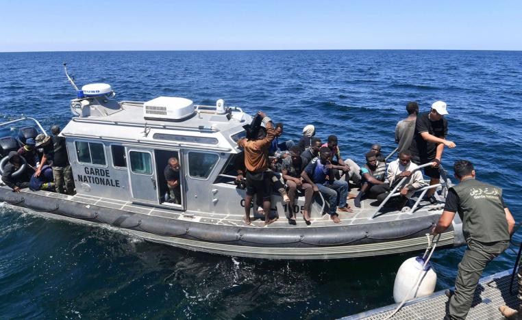 خفر السواحل التونسي ينقذ مهاجرين من افريقيا جنوب الصحراء تعطل بهم القارب في عرض البحر