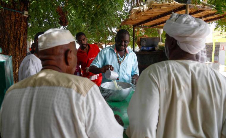 سودانيون يستغلون هدوءا نسبيا في الخرطوم للتبضع
