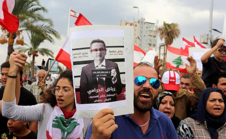 الحراك الشعبي ومسؤولون سياسيون يحملون رياض سلامة المسؤولية عن الانهيار المالي 