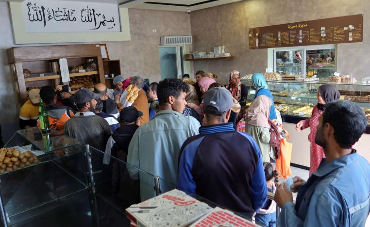 طوابير طويلة للحصول على الرغيف