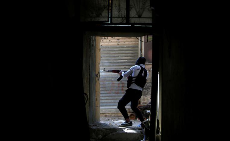 عائلات تغادر مناطق الاشتباك في المخيم