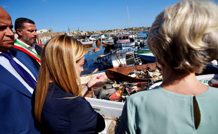 فون دير لايين وميلوني تعاينان في لامبيدوسا عشرات قوارب المهاجرين وسط غضب أهالي سكان الجزيرة