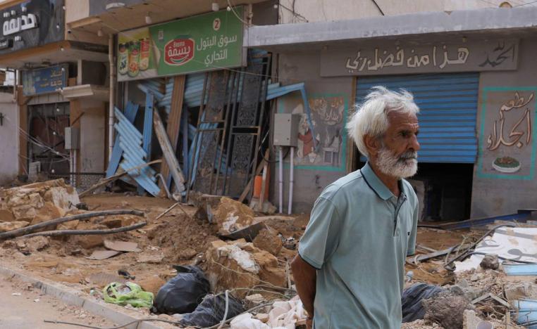 ليبي وسط درنا يتأمل الخراب بسبب الفيضان