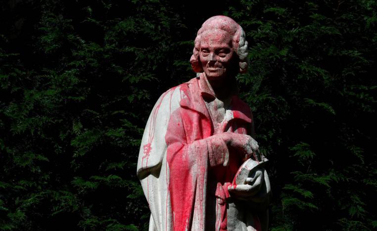 تمثال مشوه لفولتير في باريس