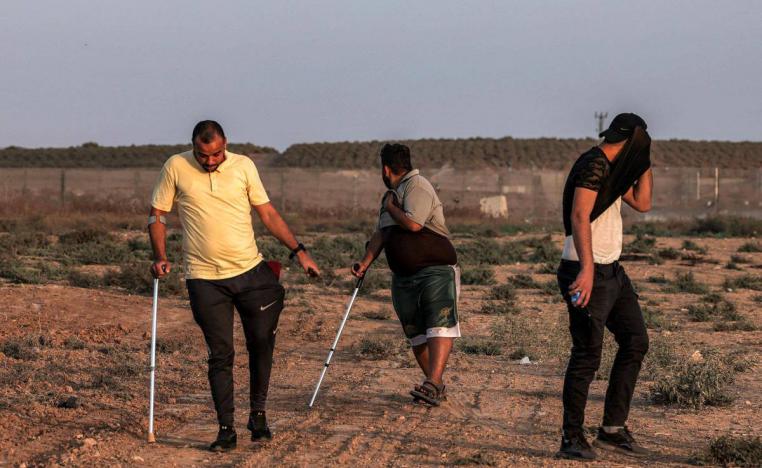 معاقون فلسطينيون من جرحى المواجهات في احتجاج على حدود غزة مع إسرائيل