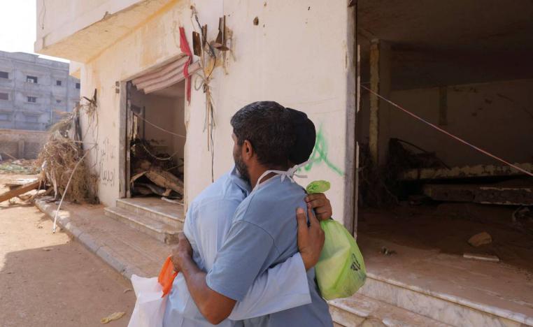 ليبيان يتعانقان في درنة