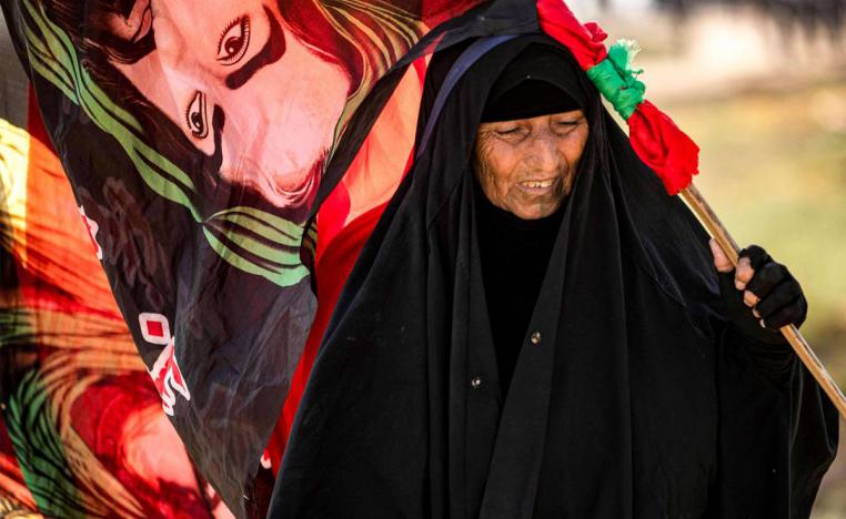 زائرة عراقية لضريح الحسين في كربلاء بمناسبة الاربعينية