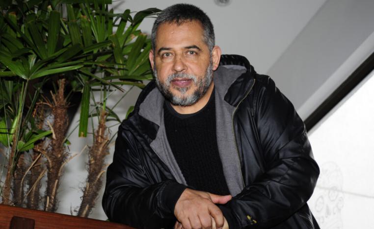 الروائي الكولومبي ماريو ميندوزا