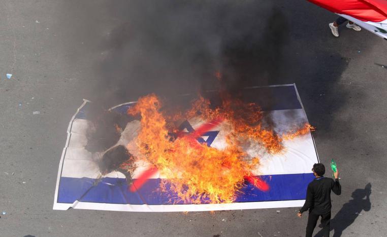 عراقيون يحرقون العلم الإسرائيلي وسط بغداد