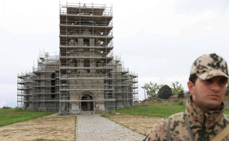 جندي اذري أمام كنيسة أرمنية في ناغورني كراباخ