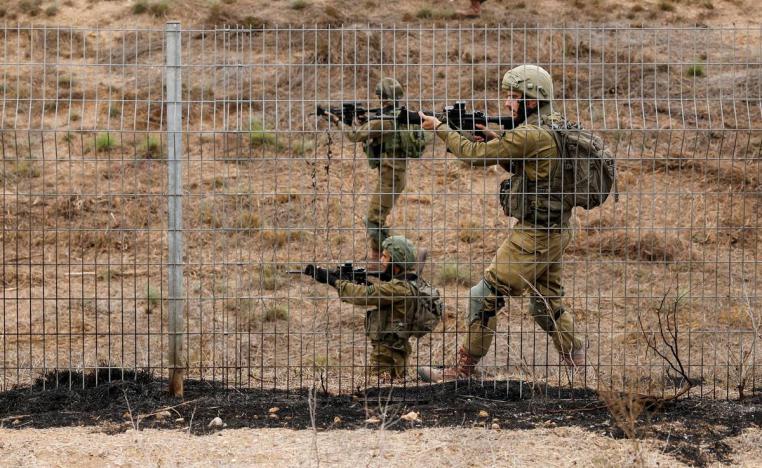 جنود إسرائيليون يفتشون منطقة غلاف غزة