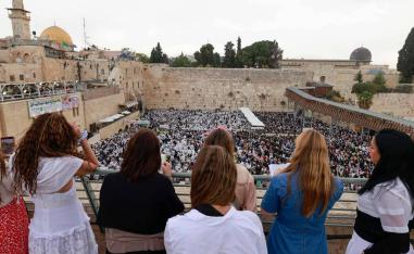 يهود يحتفلون بيوم الغفران عند حائط المبكى في القدس