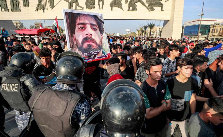 عراقيون يتجمعون في ساحة التحرير وسط بغداد في ذكرى انتفاضة تشرين