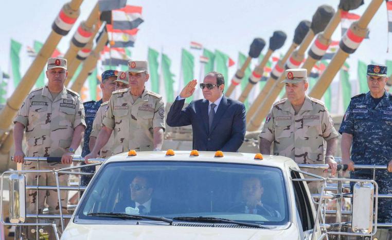 الرئيس المصري عبدالفتاح السيسي يستعرض قوات الجيش في السويس