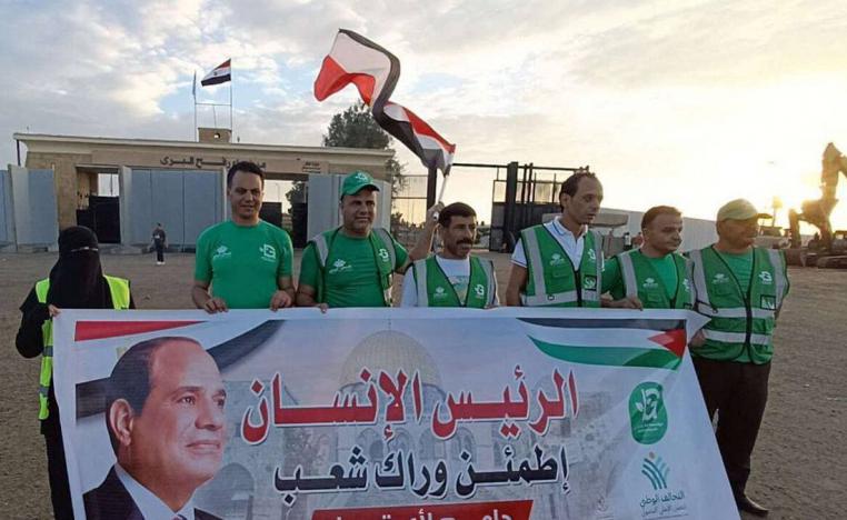 مصريون يرفعون لافتة أمام معبر رفح تأييدا للرئيس عبدالفتاح السيسي بعدم السماح للاجئين الفلسطينيين بالعبور إلى سيناء