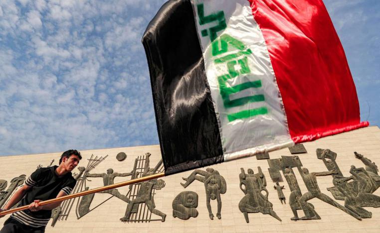متظاهر عراقي أمام ساحة التحرير وسط بغداد