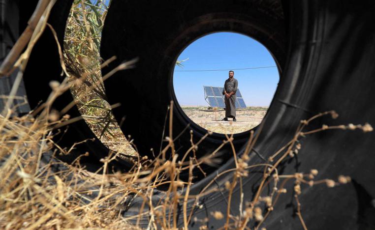 مزارع سوري يستخدم الطاقة الشمسية في السقي