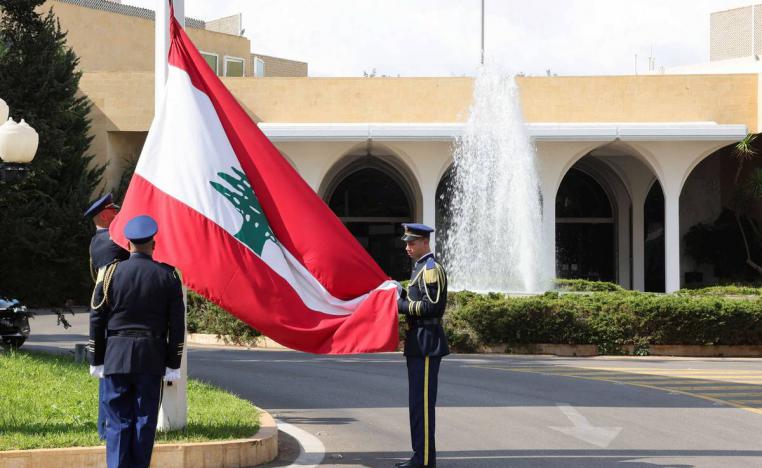 جنود لبنانيون ينزلون العلم في قصر بعبدا