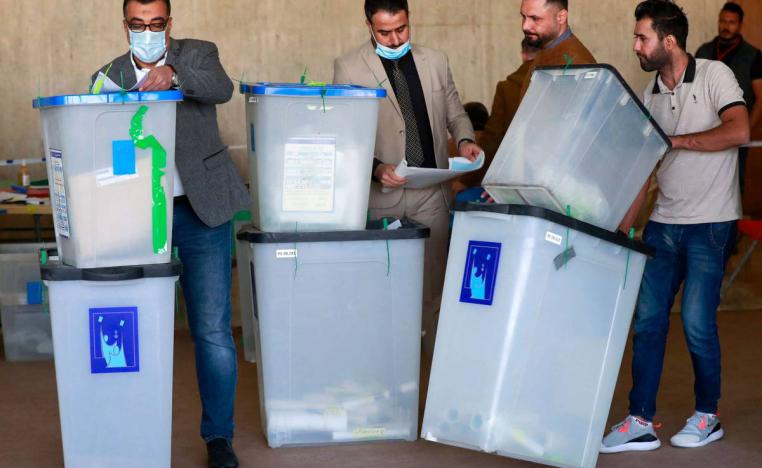 موظفو هيئة الانتخابات العراقية ينقلون صناديق انتخابية في بغداد