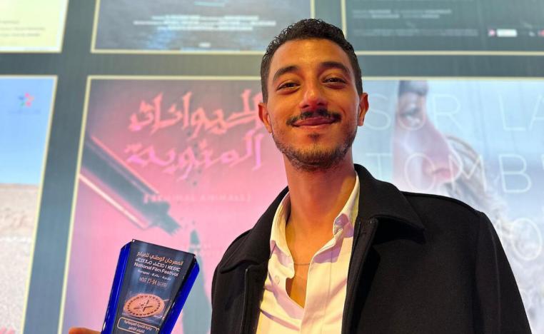 أثناء تسلم المخرج جائزة الجامعة الوطنية للأندية السينمائية