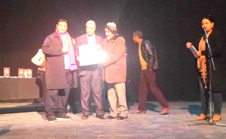 تتويج القيدوم المسرحي بباجة احمد الكشباطي بجائزة احسن ممثل