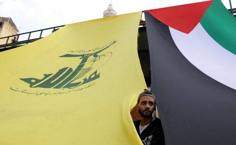 ناشط من حزب الله ينظر على تشييع مقاتل للحزب