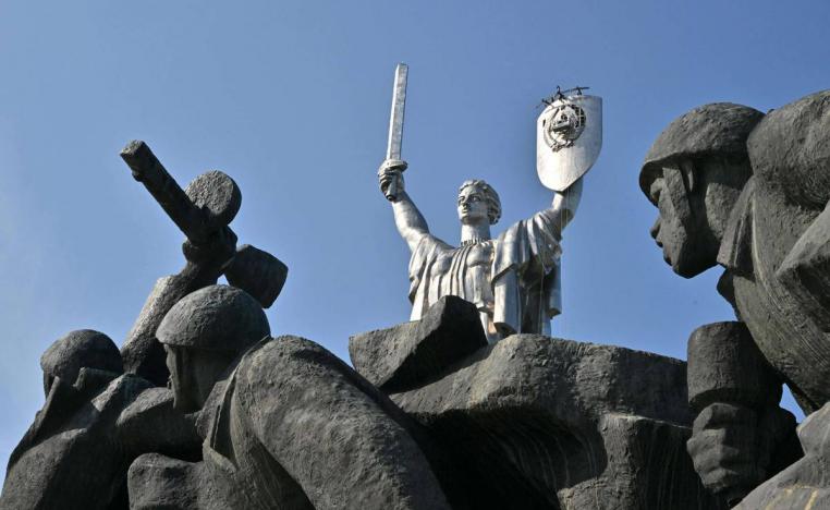 تمثال التضحيات السوفييتية في الحرب العالمية الثانية في كييف خاضع للتعديل