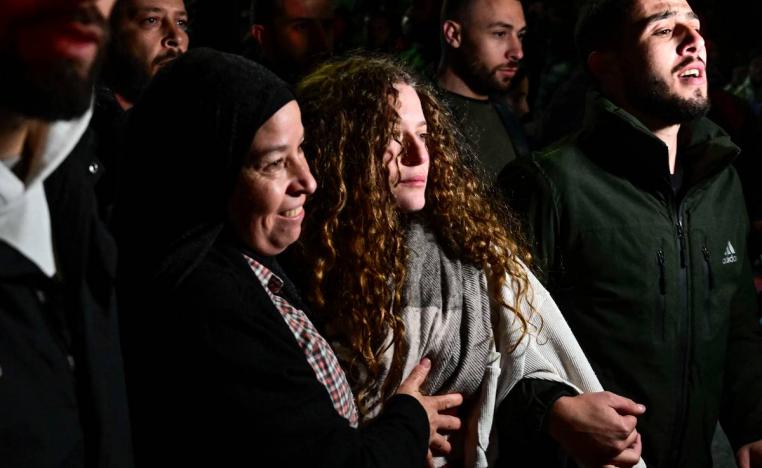 عهد التميمي مع عائلتها بعد اطلاق سراحها