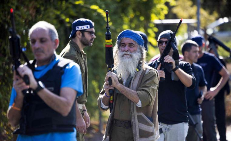 إسرائيل تسلّح مواطنيها وتدرّبهم على القتل 