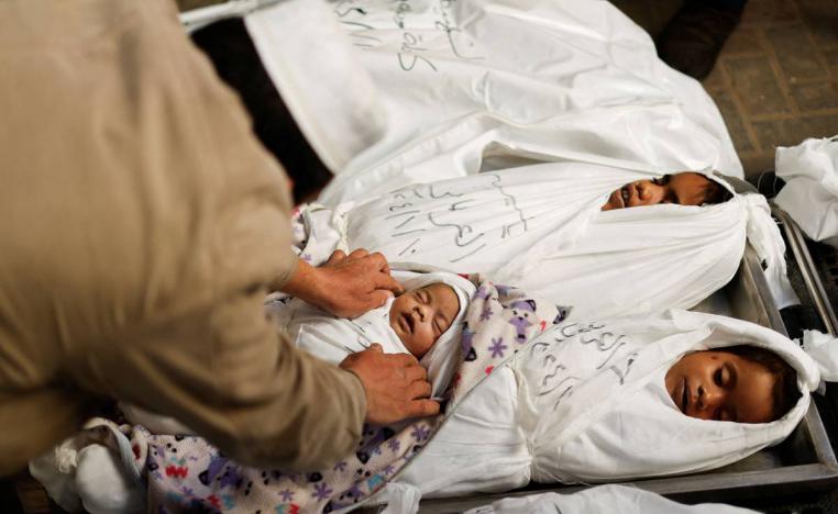 جثامين لأطفال فلسطينيين قتلوا في غارات إسرائيلية على رفح في غزة
