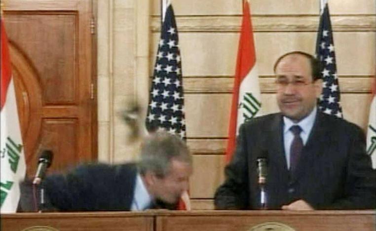 الرئيس الأميركي جورج بوش يتجنب حذاء بحضور رئيس الوزراء العراقي نوري المالكي (2008)