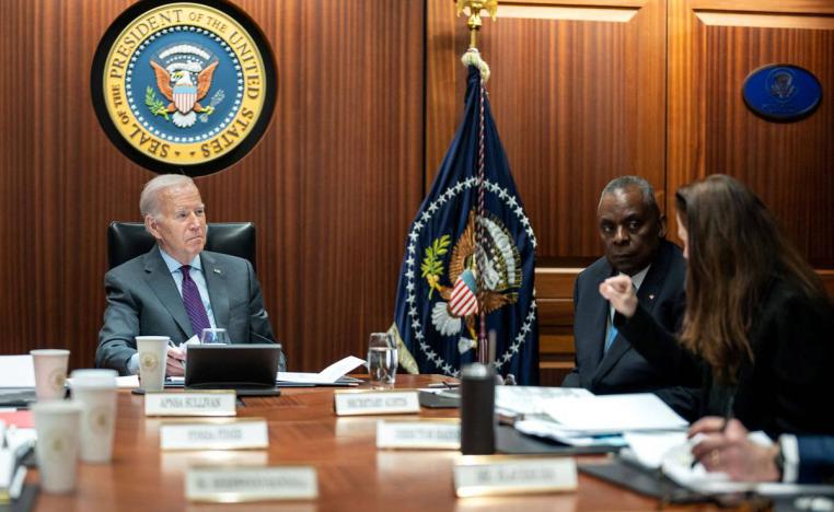 الرئيس الأميركي جو بايدن مع وزير الدفاع لويد أوستن يستمعان إلى تحليل من مديرة الأمن الوطني أفريل هينز