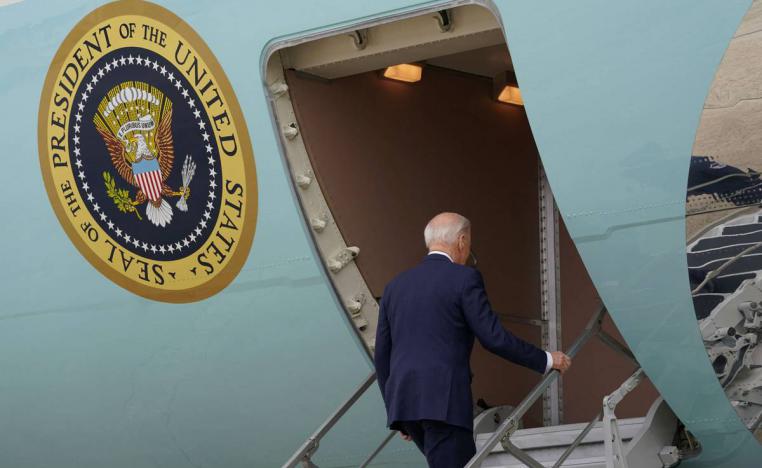 الرئيس الأميركي جو بايدن يصعد الطائرة الرئاسية