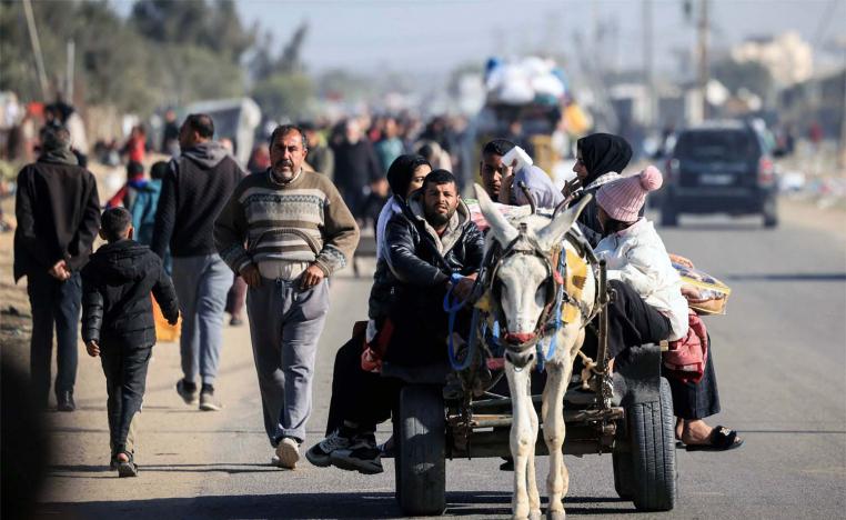 Palestinian families fleeing Khan Younis on the coastal road leading to Rafah