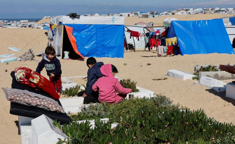 أهالي غزة يواجهون خطر التهجير 