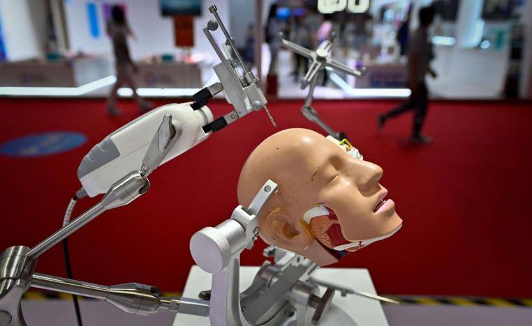 روبوت يجري عملية