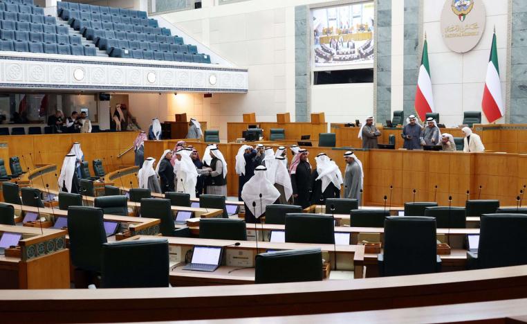 أول أزمة في العهد الجديد تطيح بالبرلمان