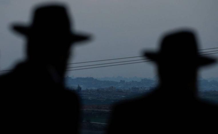 إسرائيليون ينظرون صوب غزة