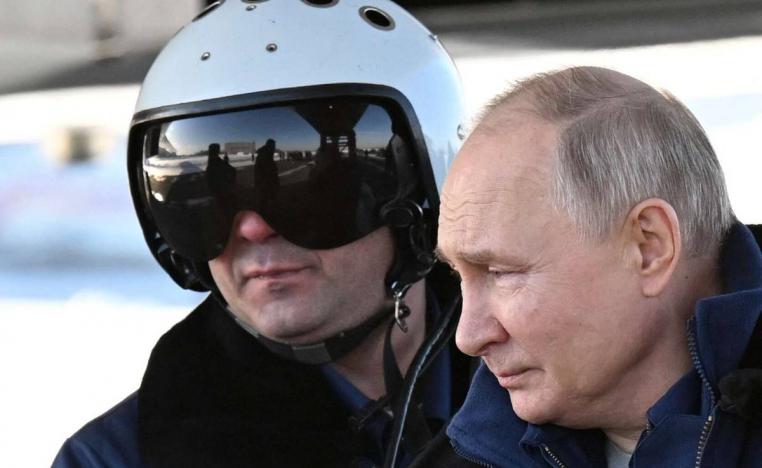 الرئيس الروسي فلاديمير بوتين مع طيار