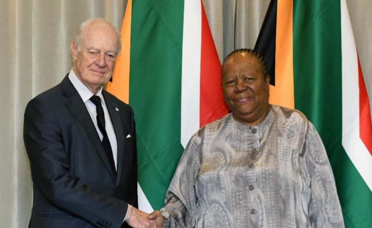 De Mistura shaking hands with South Africa's Foreign Minister Naledi Pandor