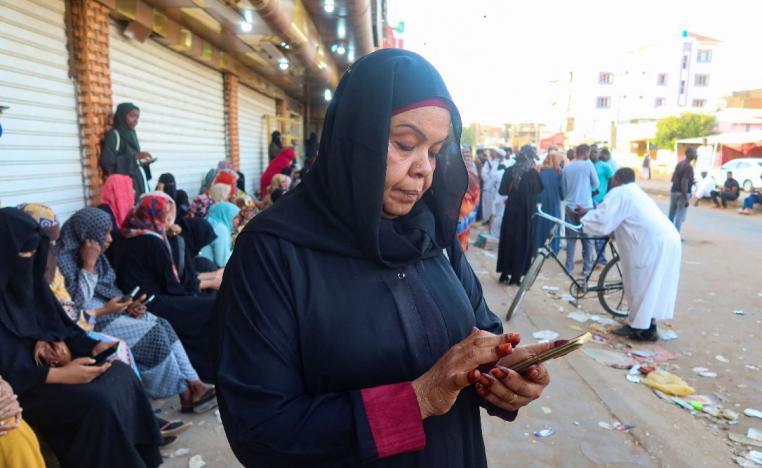  السودانيون يعانون من صعوبة التواصل مع الأقارب النازحين