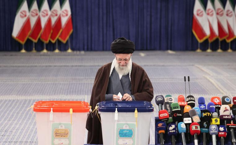 علي خامنئي يفتتح عمليات الاقتراع