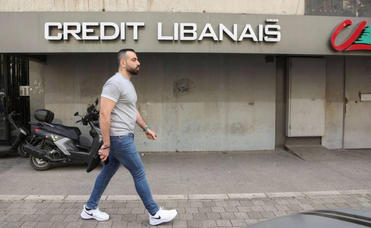 لبناني أمام مؤسسة مصرفية مغلقة في بيروت