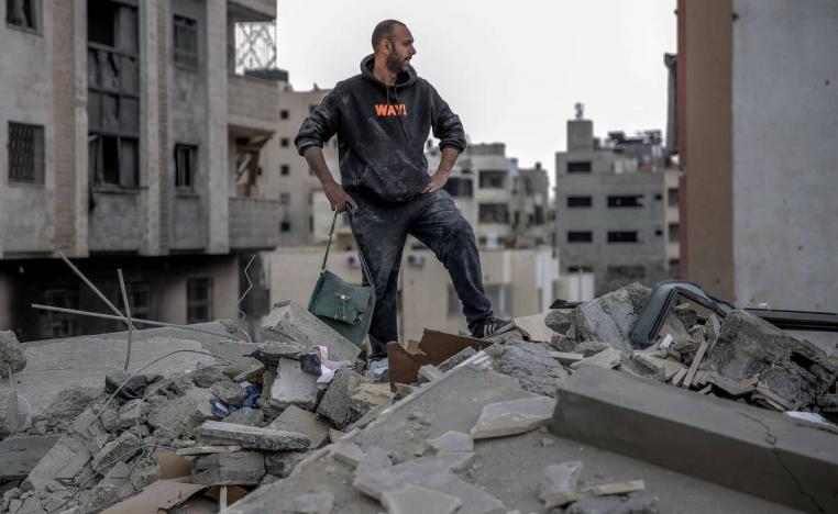 فلسطيني يقف على أطلال منزله المدمر في غزة