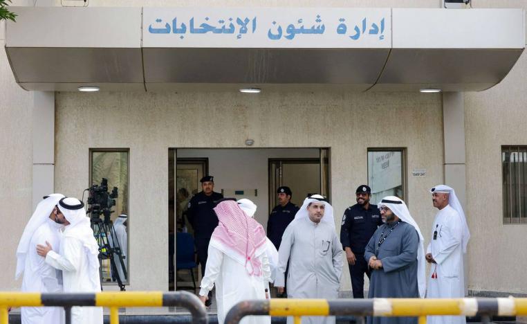 مرشحون يسجلون في الانتخابات في الكويت