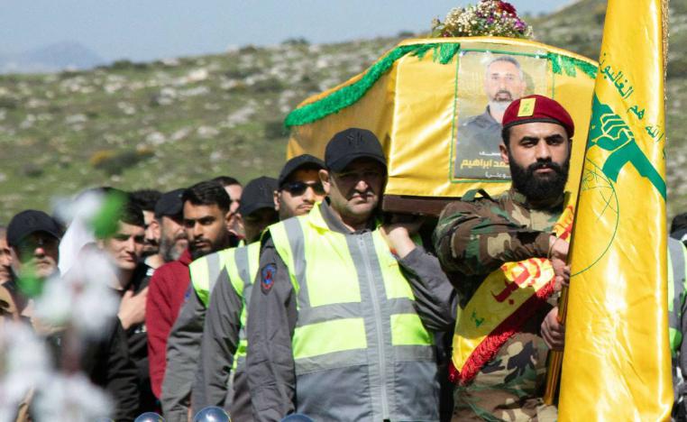 ناشطون من حزب الله يشيعون مقاتلا قتل في قصف إسرائيلي في جنوب لبنان